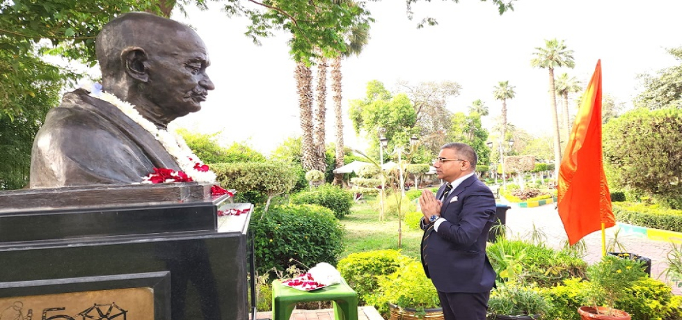 Amb KD Dewal, Joint Secretary (Counter Terrorism), Ministry of External Affairs, accompanied by Cd'A Ms. C Sushma and members of the Indian delegation paid floral tributes at the bust of Mahatma Gandhi in Al Horreya Park, Cairo (30 April 2025). 